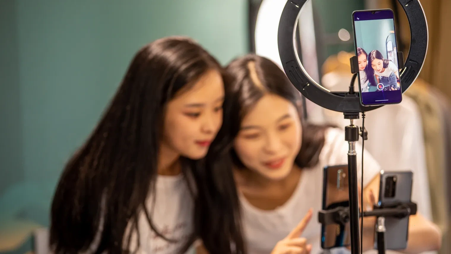 每日大赛电商直播间商品展示促销活动